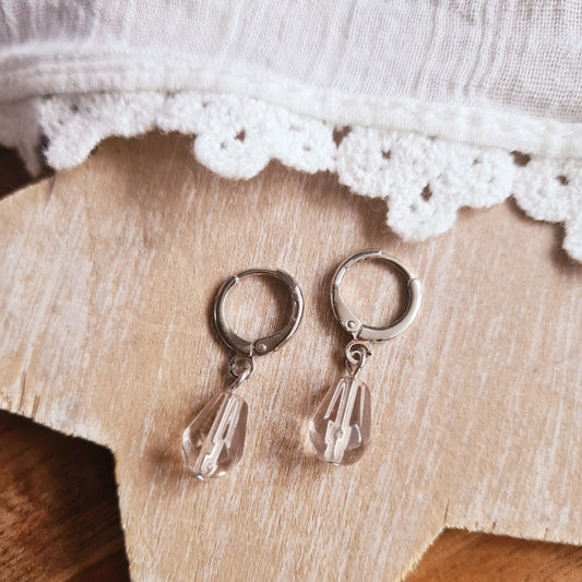 Zilveren oorbellen met facetgeslepen glasdruppel en kliksluiting, licht en comfortabel