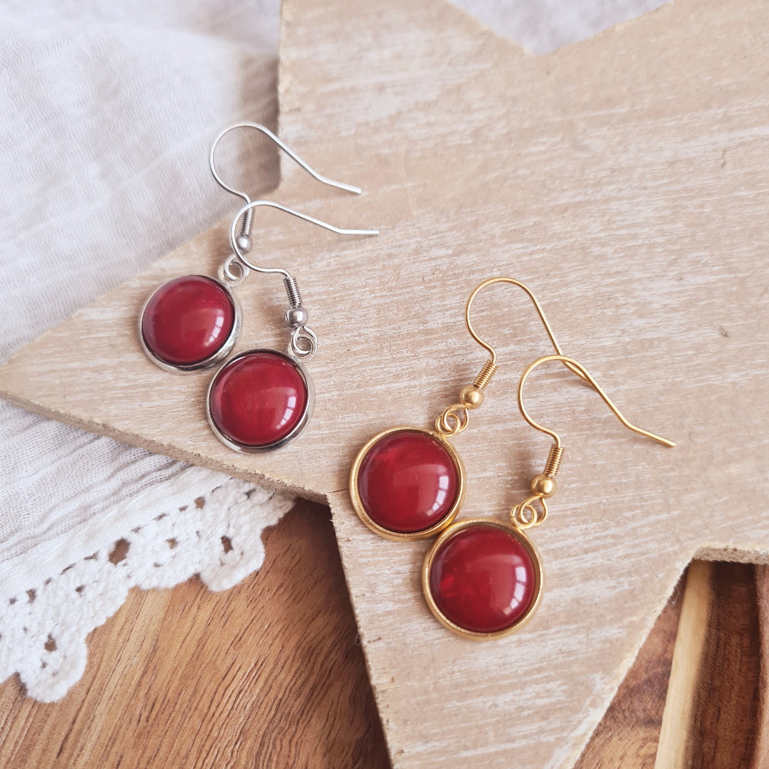 gouden oorbellen met bordeaux rood steentje in zilver en goud, stainless steel