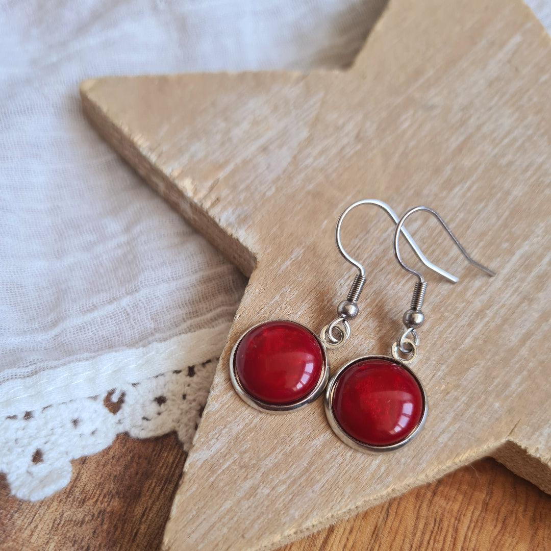 Oorbellen met mooi bordeaux steentje in goud en zilver