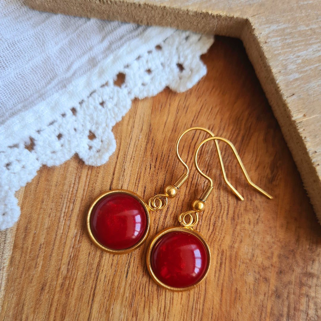 gouden oorbellen met bordeaux rood steentje in goud