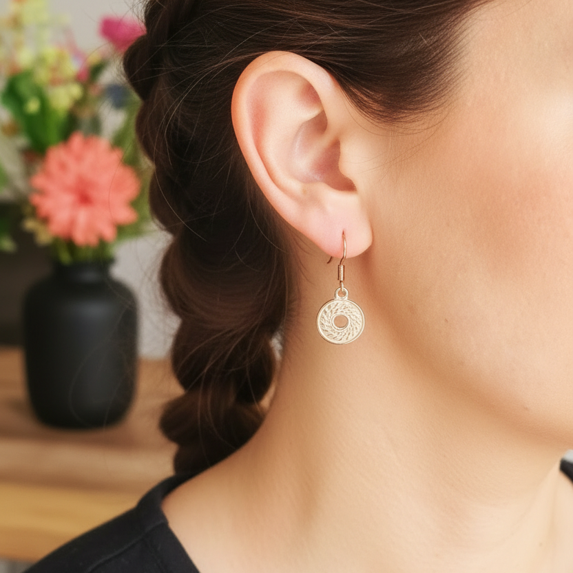 Rosé gouden muntje oorbellen gedragen geen oog