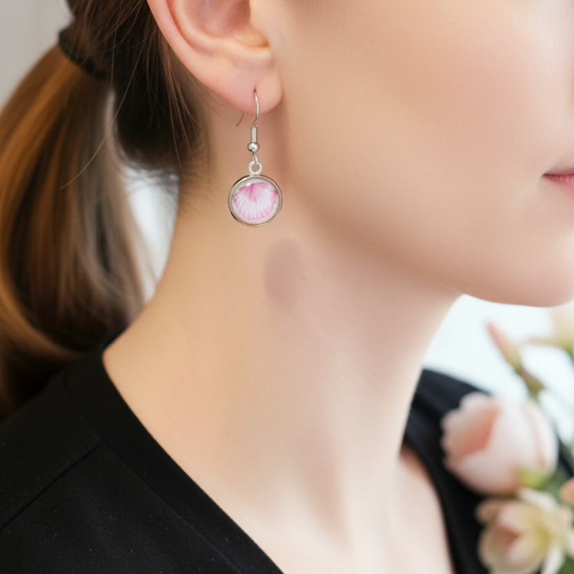 Roze-witte marbled bolle oorbellen gedragen