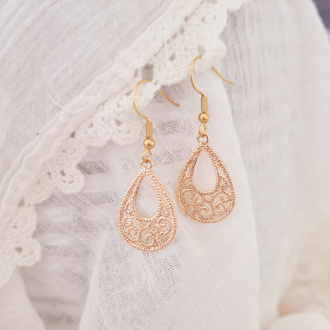Chique oorbellen in druppelvorm met glanzende afwerking