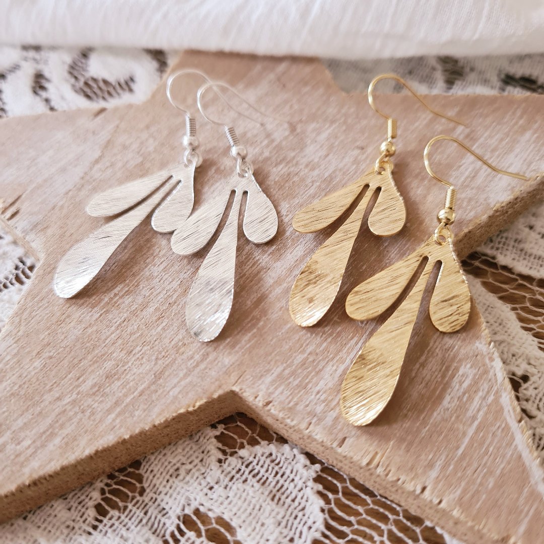 Gouden blad oorbellen met bloemvormig design op, lichtgewicht 1,5 gram per stuk, nikkelvrij
