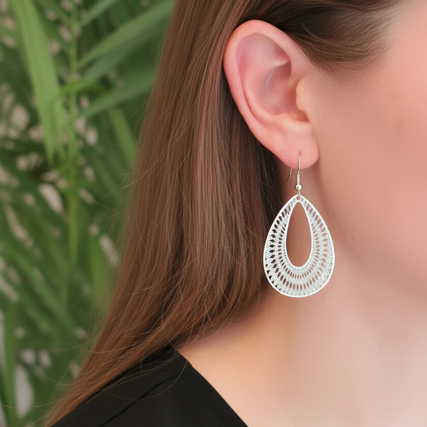 Silver diamond-cut teardrop earring - smooth hair