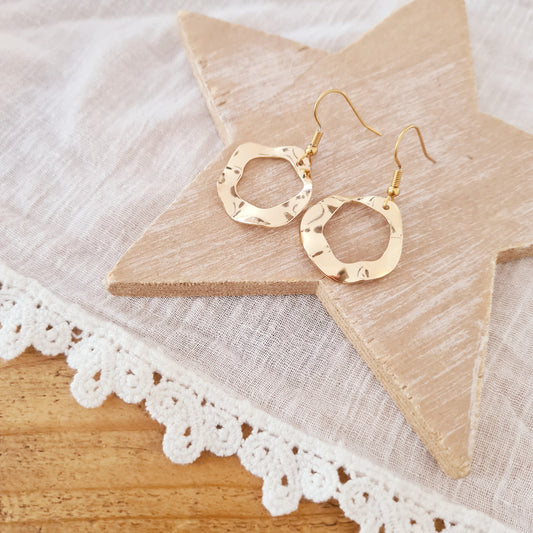 Goudkleurige oorbellen met organische vorm en rhodium afwerking – elegante en tijdloze oorbellen van Little Suzies.