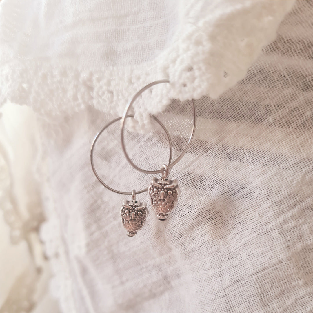 zilverkleurige oorringen van stainless steel met metalen uiltjesbedel van Little Suzies