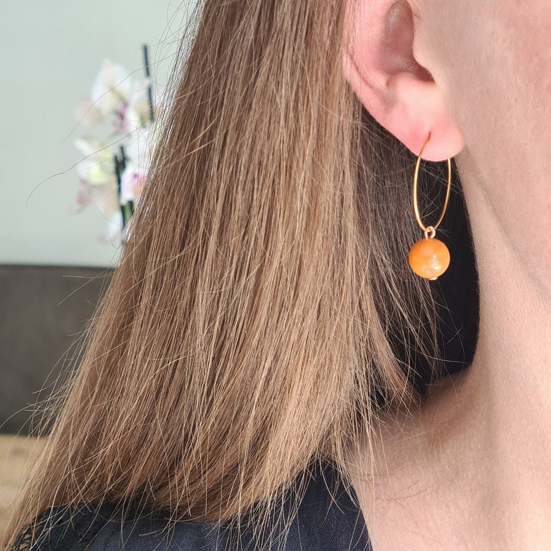 Gouden oorbel met oranje edelsteen van rode aventurijn, elegant en lichtgewicht
