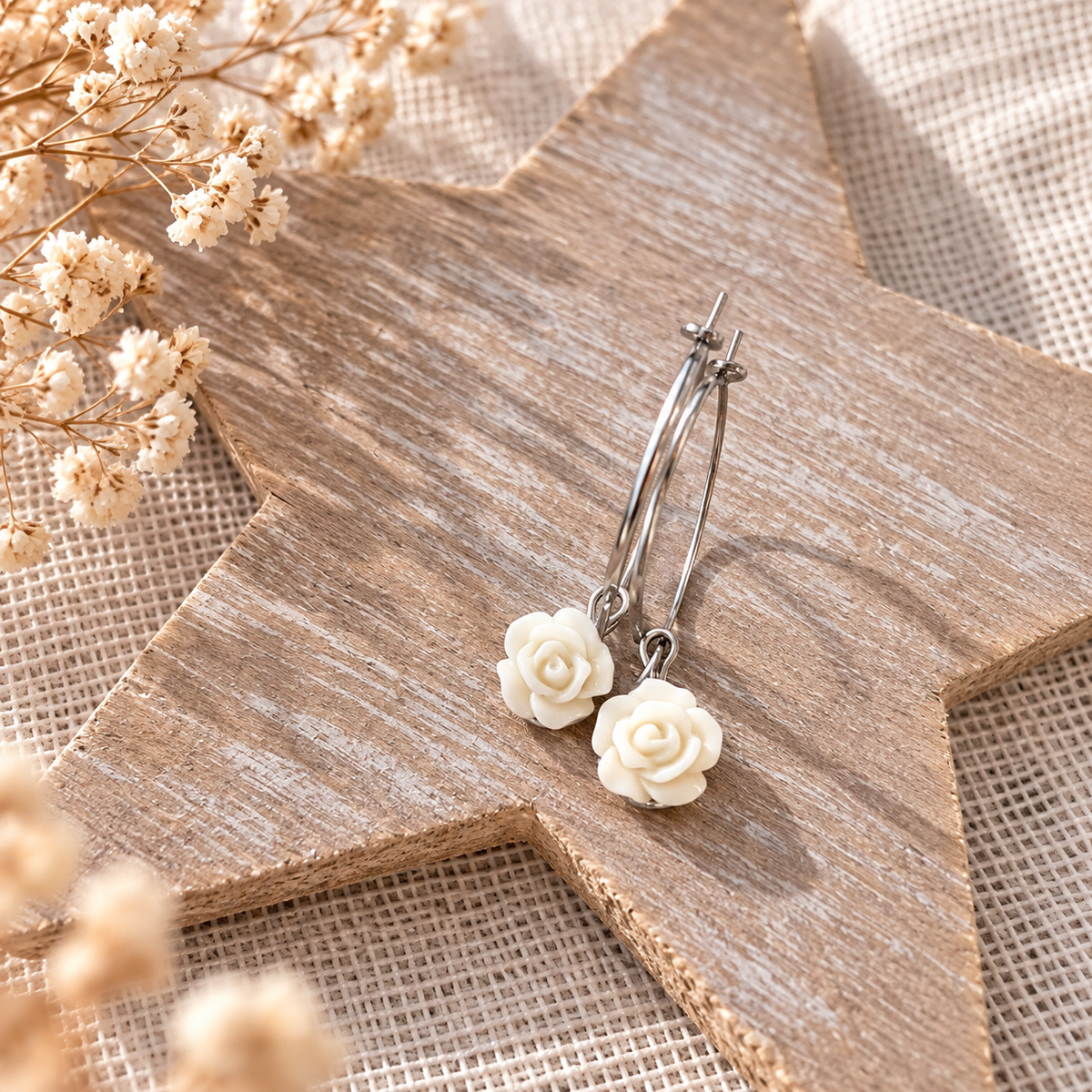 stainless steel ringetje met resin roosbedel in creme