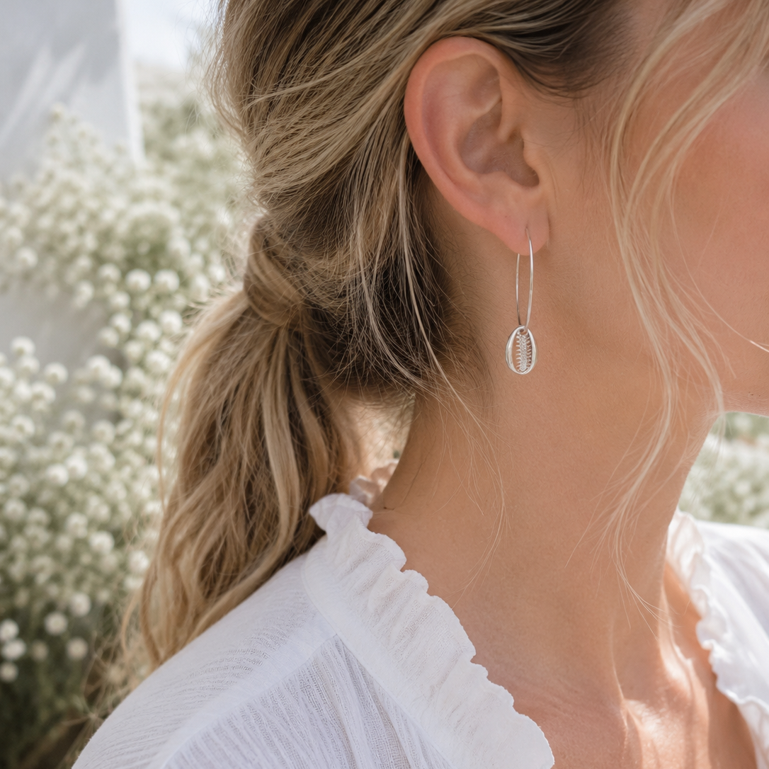 Detailopname stainless steel creolen met schelp hanger in drie kleuren, zilver, goud en rosé goud