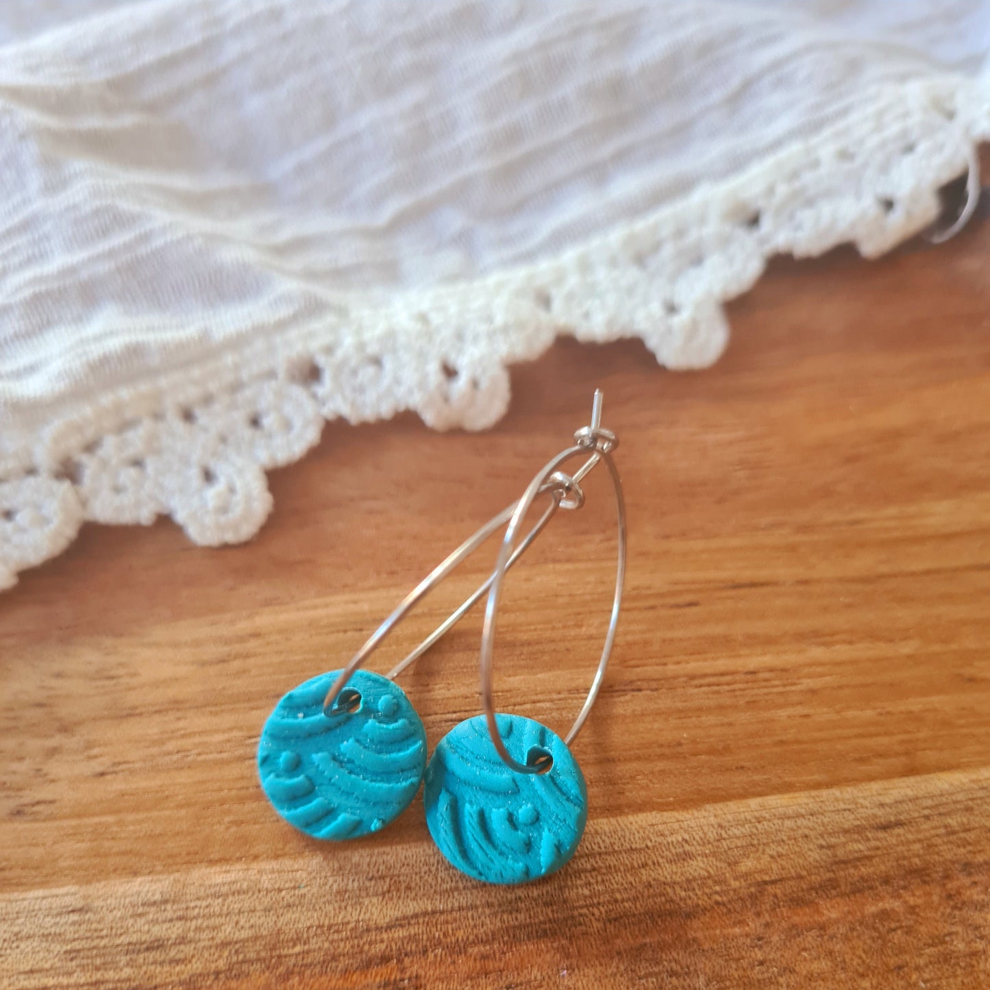 Ringen in goud of zilver met handgemaakte petrol bedel