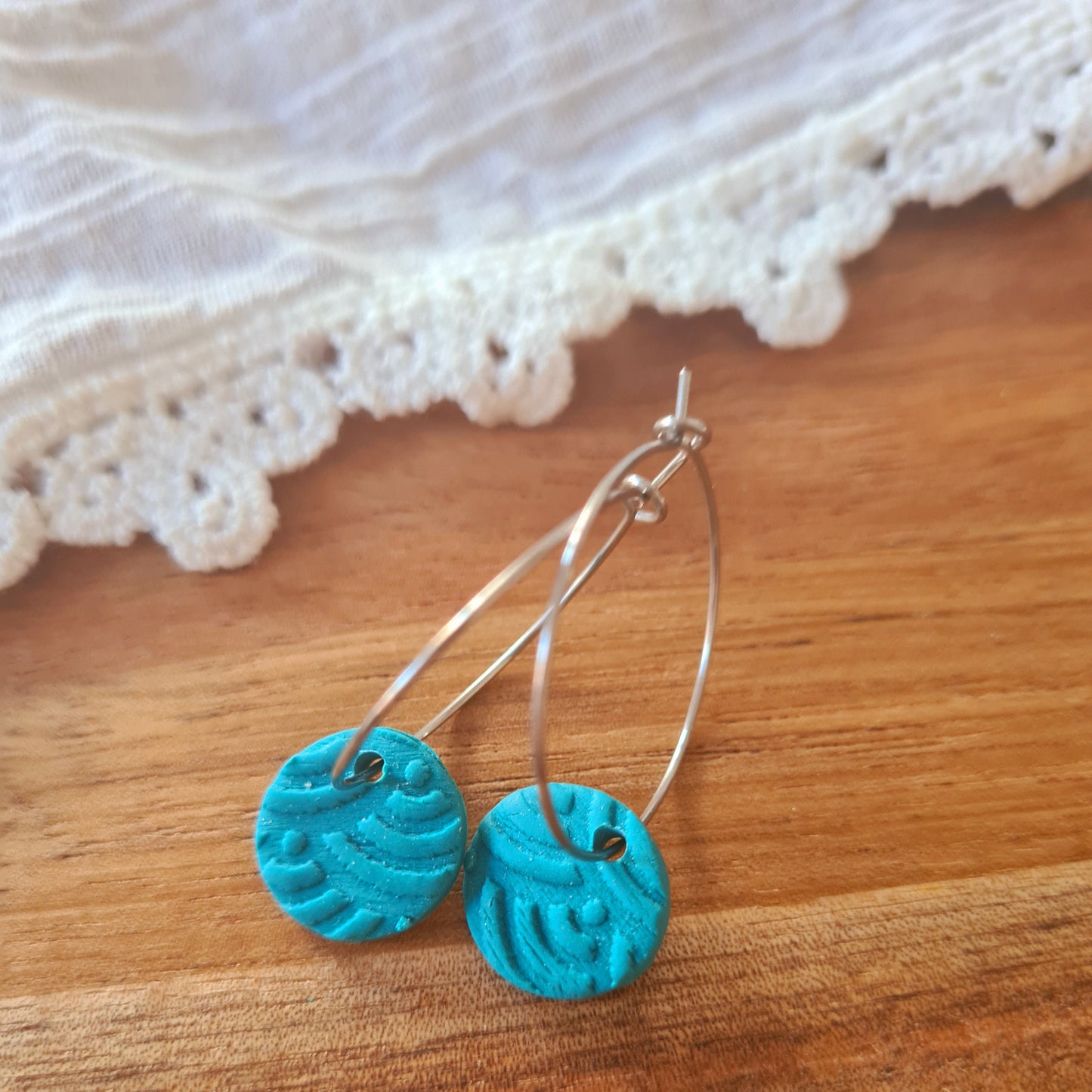 Ringen in goud of zilver met handgemaakte petrol bedel