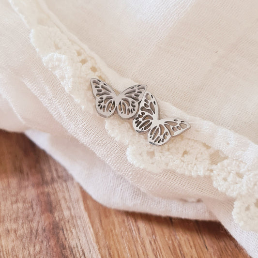 Zilverkleurige vlinder oorbellen van nikkelvrij stainless steel met sierlijk design