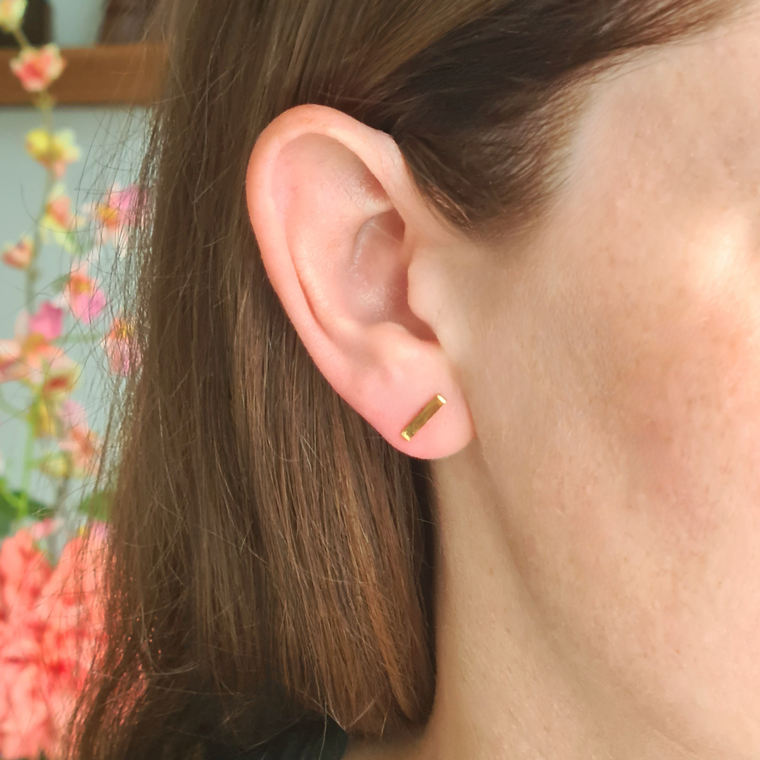 Gouden stainless steel oorbellen minimalistisch staafje stekertjes