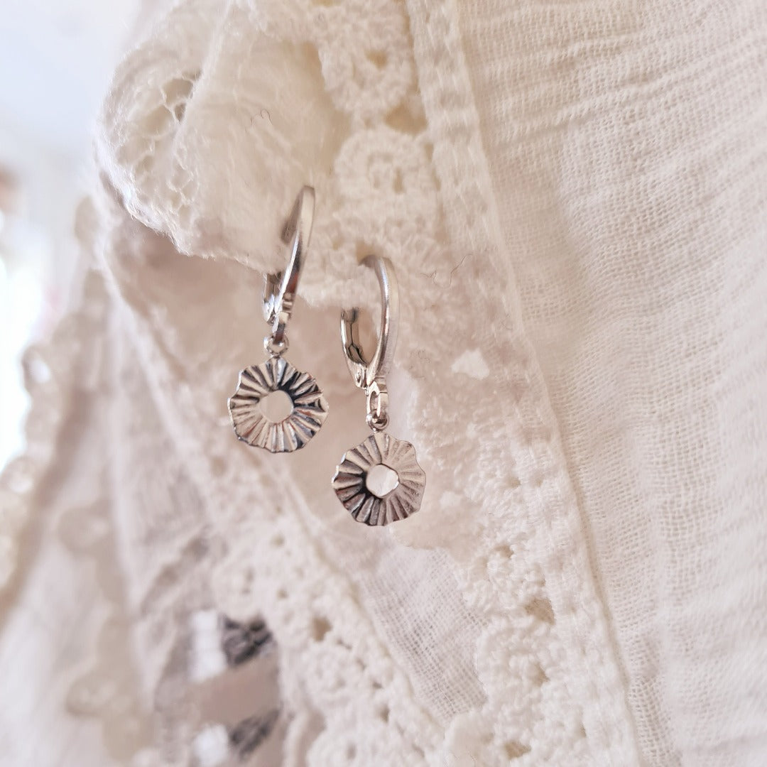 Zilverkleurige oorbellen met zonnetje hanger van stainless steel voor dames