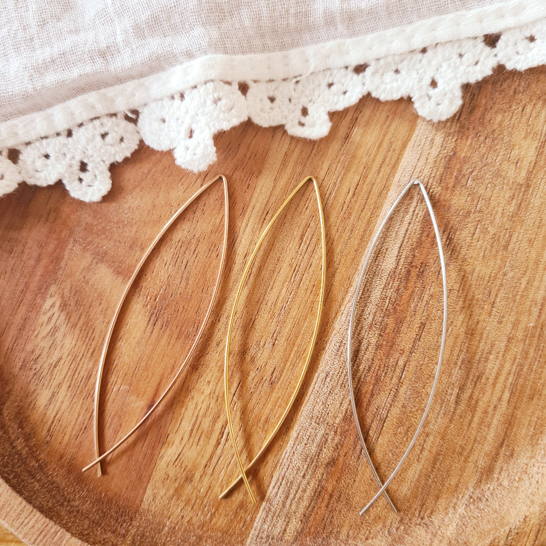 Elegante goudkleurige oorbellen van 6,2 cm lang met gesloten draadvorm