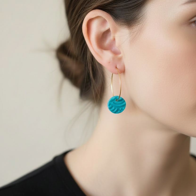 Turquoise polymeerklei oorbellen met ronde ring