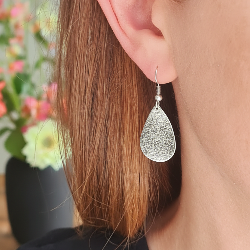 Verbeterde foto - neutrale huidskleur, gladde huid, gedefinieerde kaaklijn