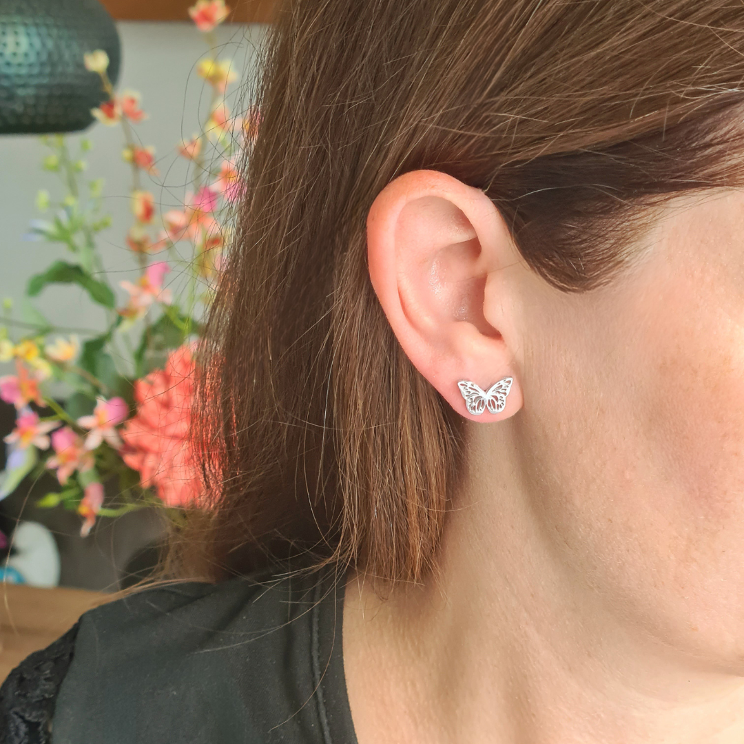 Zilverkleurige vlinder oorstekers van nikkelvrij stainless steel, subtiel en elegant