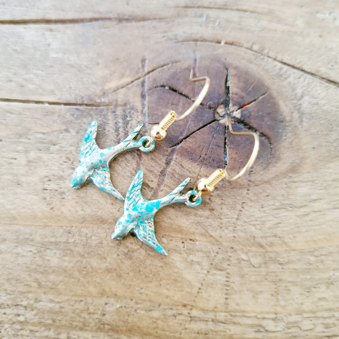 Turquoise vogel oorbellen met goud geoxideerd detail, nikkelvrij metaal