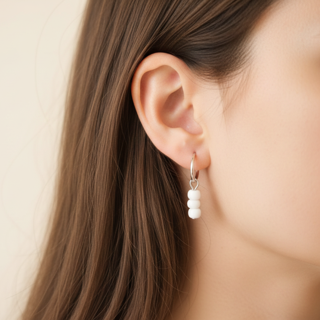 Witte kraaltjes op zilveren ringetje