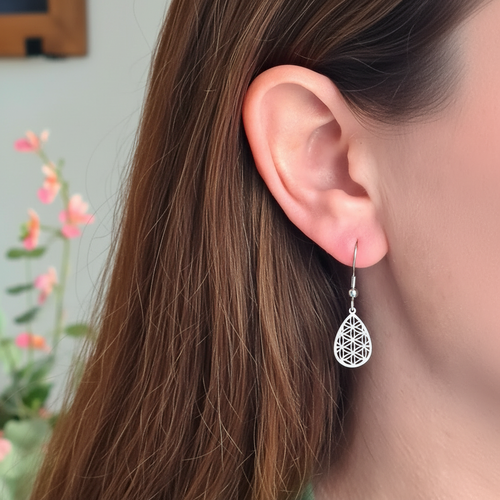 Zilveren oorbel met verzorgd haar