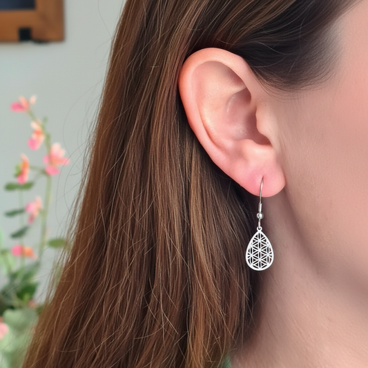 Zilveren oorbel met verzorgd haar