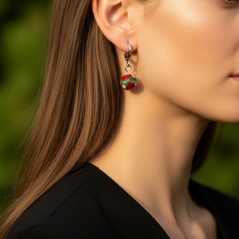 Zilveren oorbellen met rode cloisonné kraal extreme crop