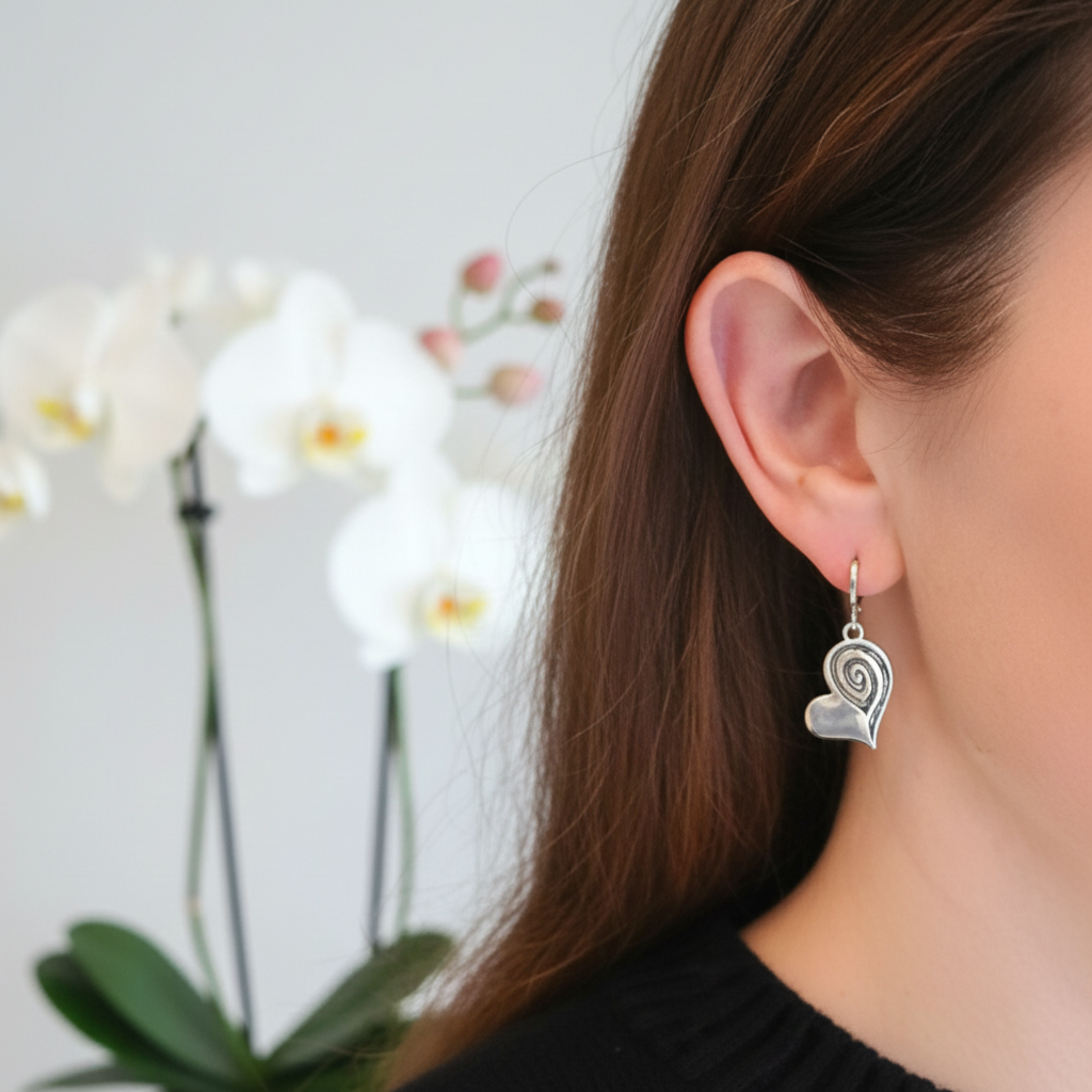 Zilveren spiraal hart oorbellen - zwarte trui
