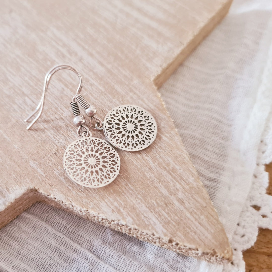 Zilveren bohemian hanger oorbellen met filigraan motief, nikkelvrij metaal