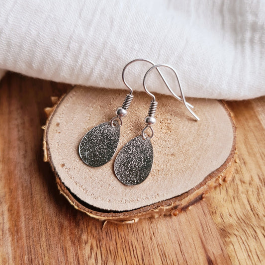 Zilveren druppel oorbellen met feestelijke afwerking