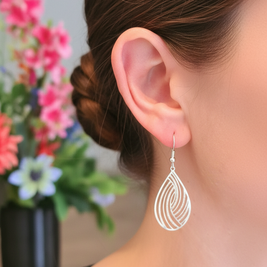 Zilveren druppel oorbellen met golvend patroon