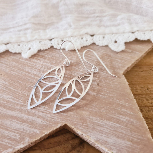 Close-up van zilveren hangertjes met sierlijk bladmotief van 925 sterling zilver, nikkelvrij