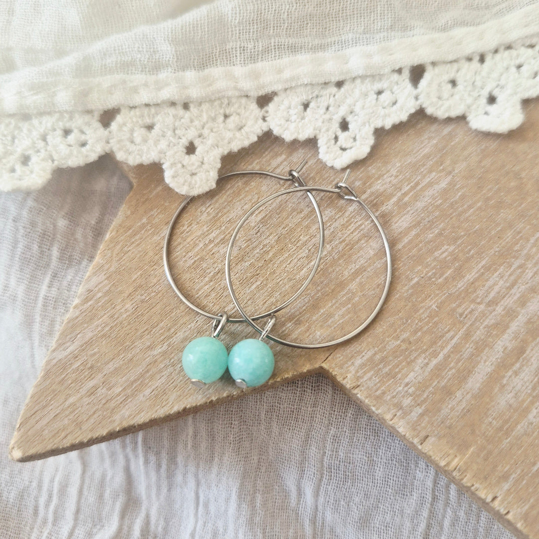 Zilveren oorbellen met aventurijn steentje aan ring