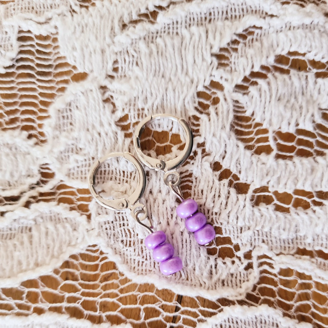 Zilveren ringetjes met paarse rocailles handgemaakt en elegant