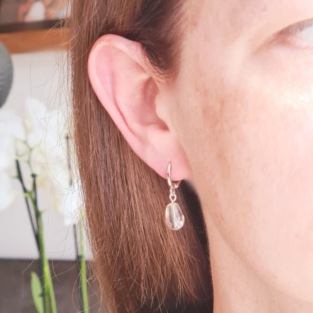 Stijlvolle zilveren oorbellen met transparante glasdruppel, elegant en tijdloos