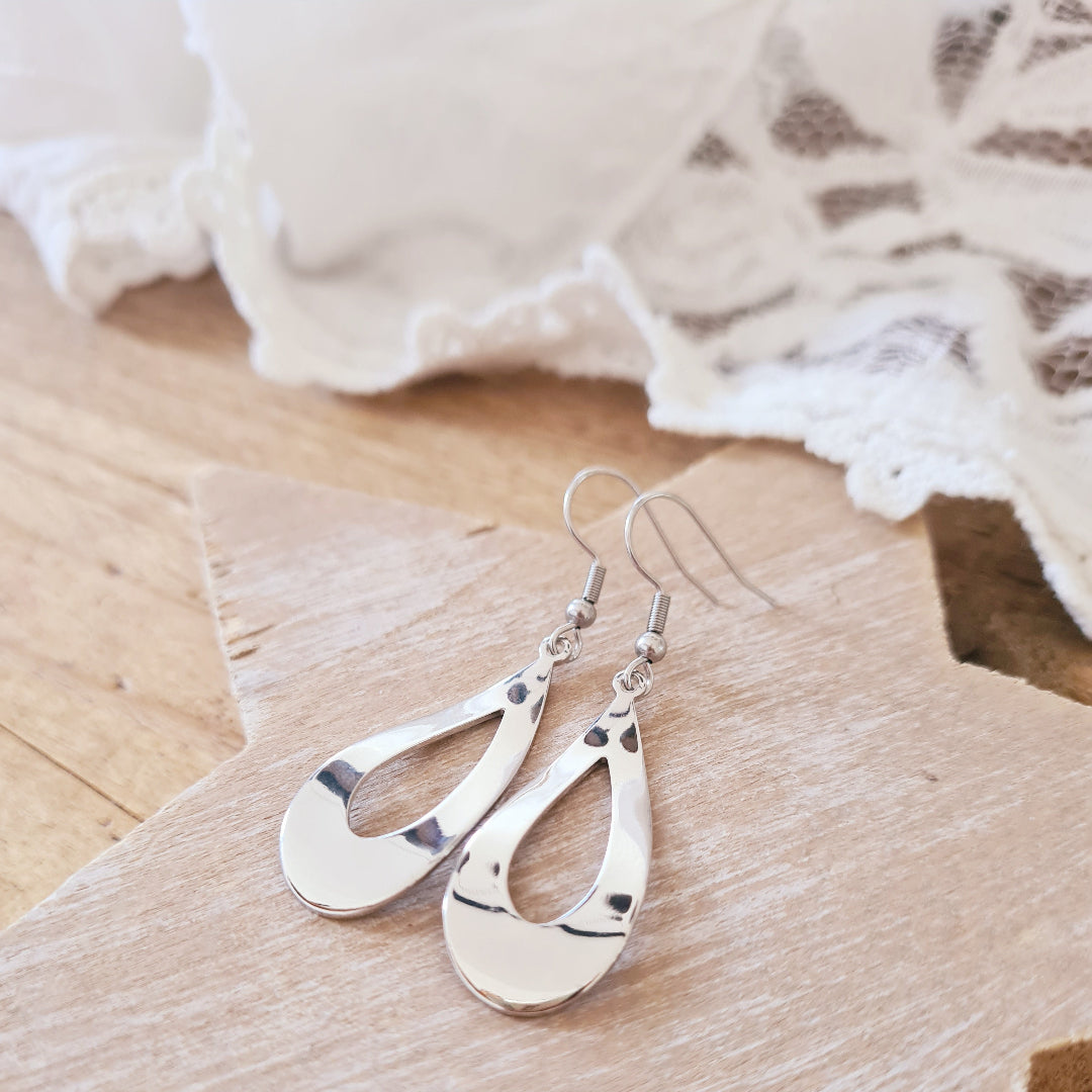 Elegante zilverkleurige oorbellen van metaal met haaksluiting