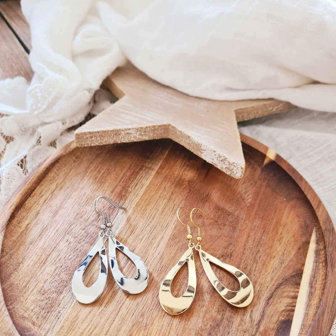 Tijdloze oorbellen met glanzende look in goud en zilver