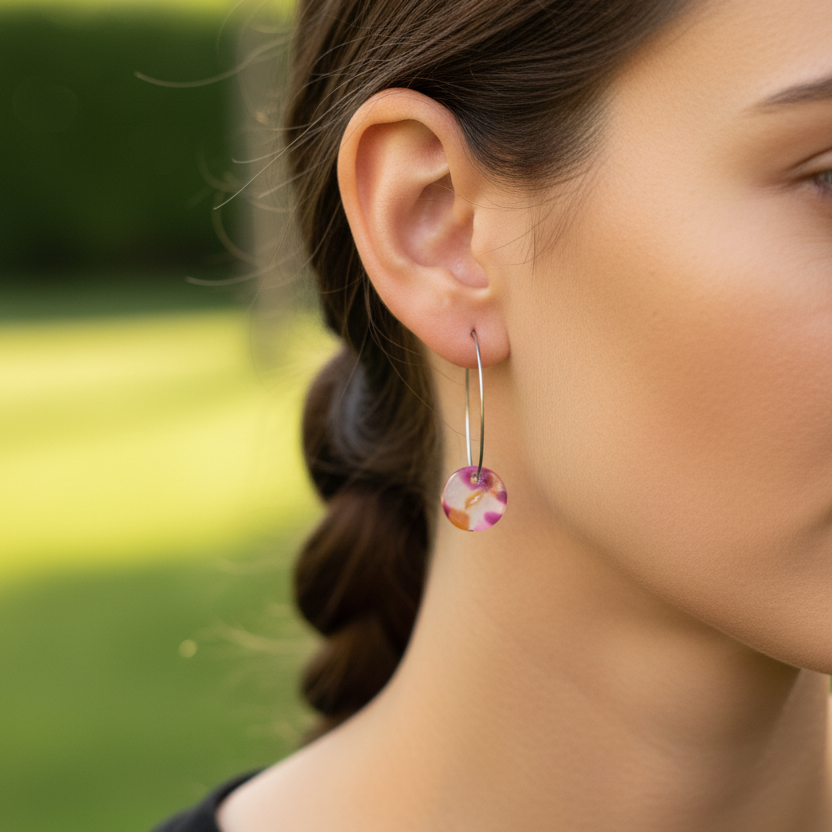 Zilverkleurige oorringen met multicolor resin hanger - kleinere ring