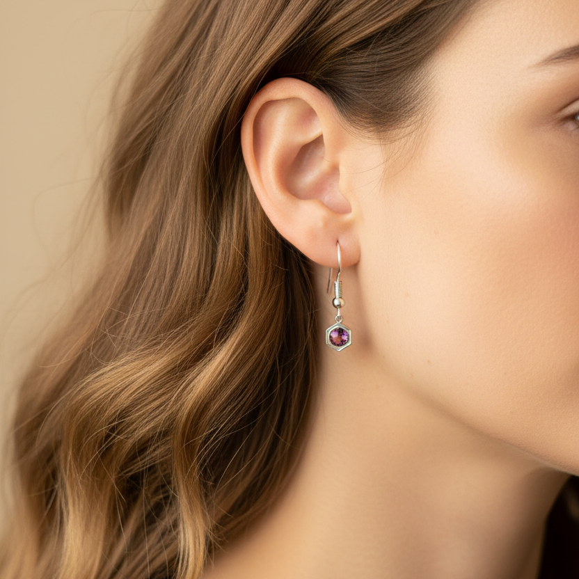 Zilverkleurige paarse amethist geboortesteenoorbel februari - gedragen