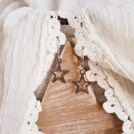 Zilverkleurige oorbellen met open stervormig bedeltje, minimalistisch design van metaal nikkelvrij
