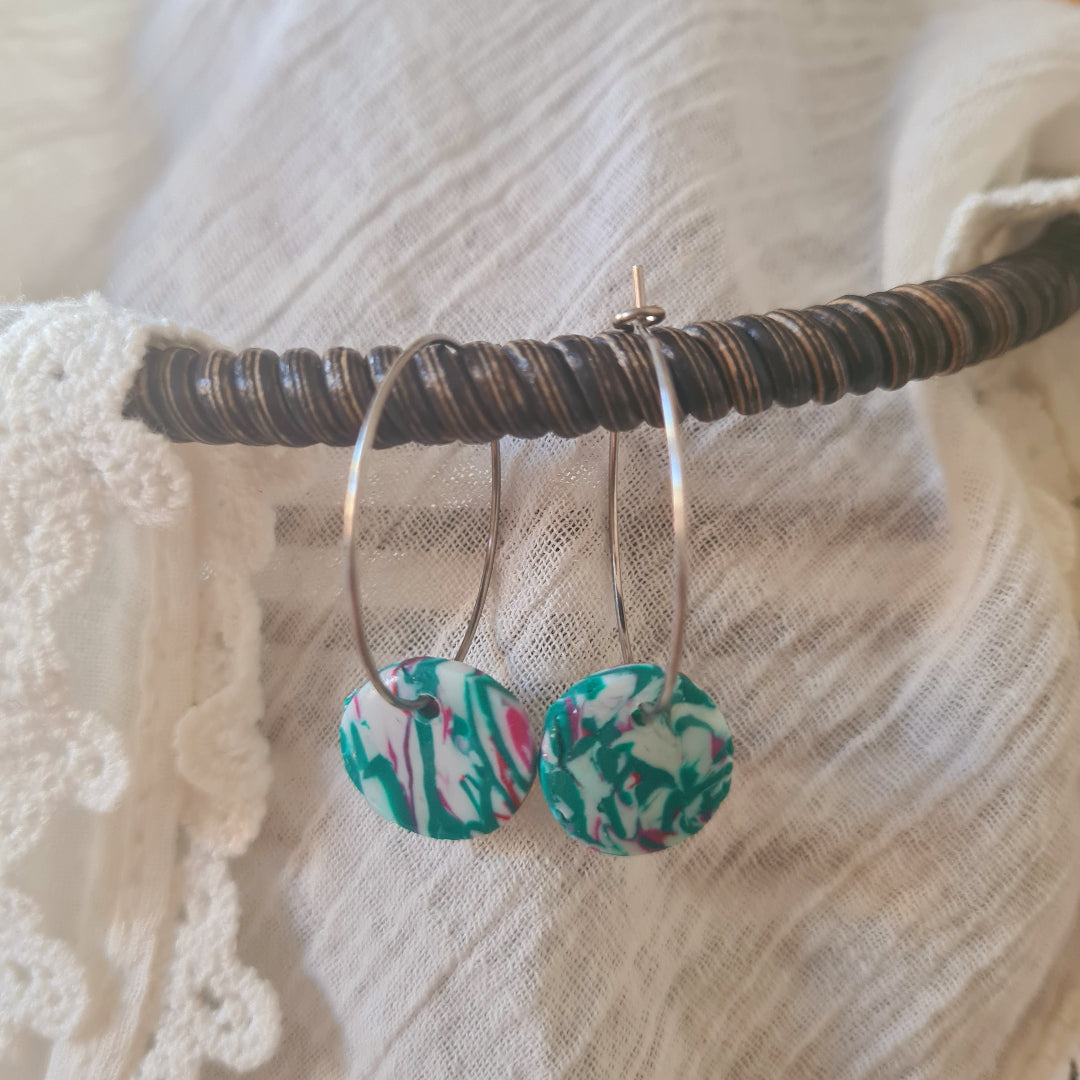 Handgemaakte polymeerklei oorbellen met zilverkleurige ring, bedel in roze groen en wit