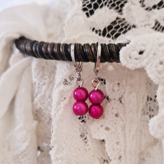 Zilverkleurige ringetjes met dubbele fuchsia roze polaris kralen, nikkelvrij en lichtgewicht