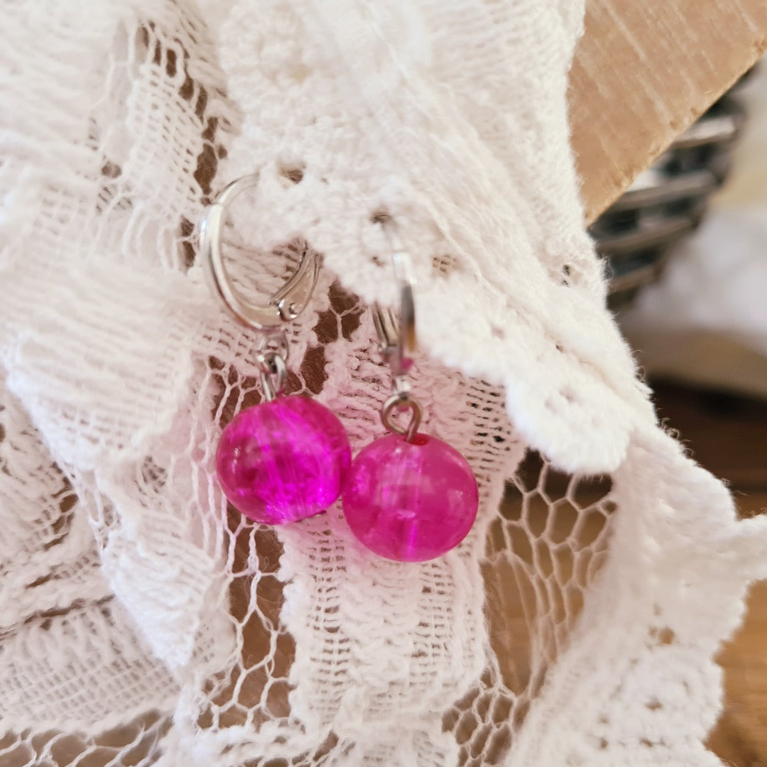 Zilverkleurige ringetjes met fuchsia roze kraal nikkelvrij lichtgewicht
