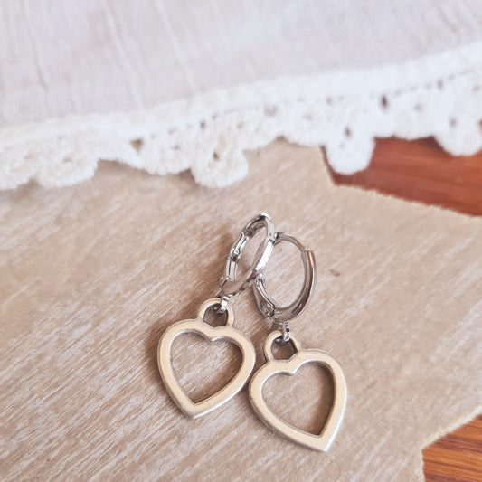 Zilverkleurige ringetjes met open hartvormig bedeltje, lichtgewicht en nikkelvrij