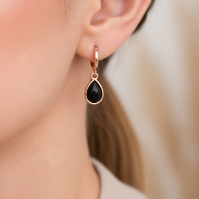 Zwarte druppel oorbellen aangepast