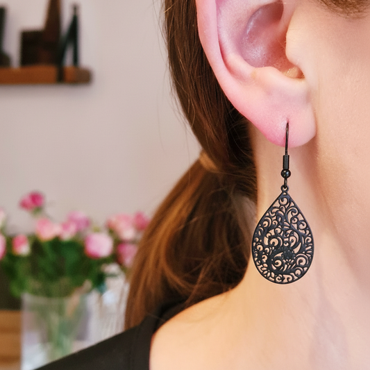 Zwarte druppelvormige filigraan oorbellen - perfecte huid korte nek geen oog