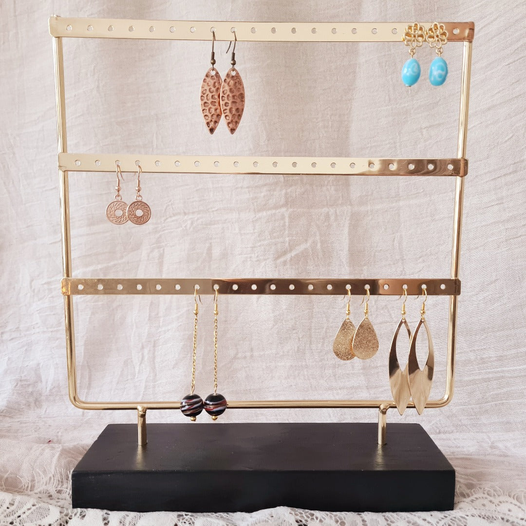 Elegant goud oorbellenrek met houten voet – 3 rijen, 60 gaatjes