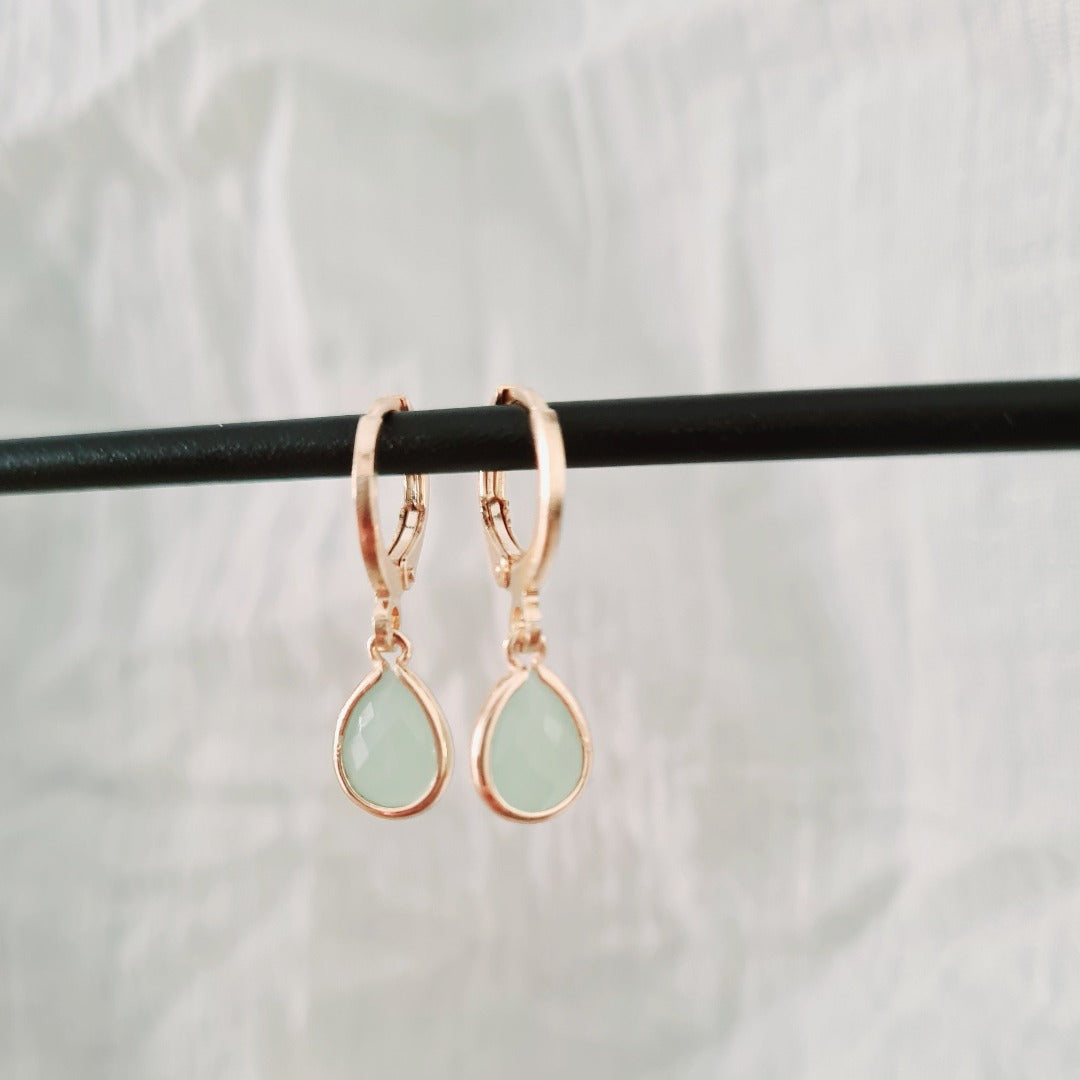 Goudkleurige ringetjes met mintgroen steentje