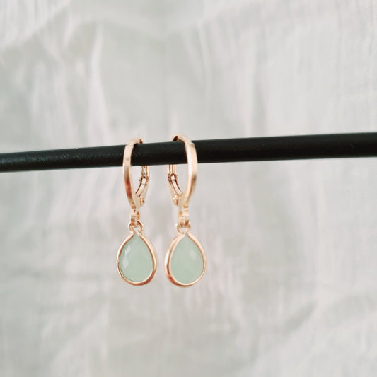 Goudkleurige ringetjes met mintgroen steentje